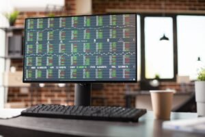 Columna de numeros y datos mostrados en la pantalla de un ordenador